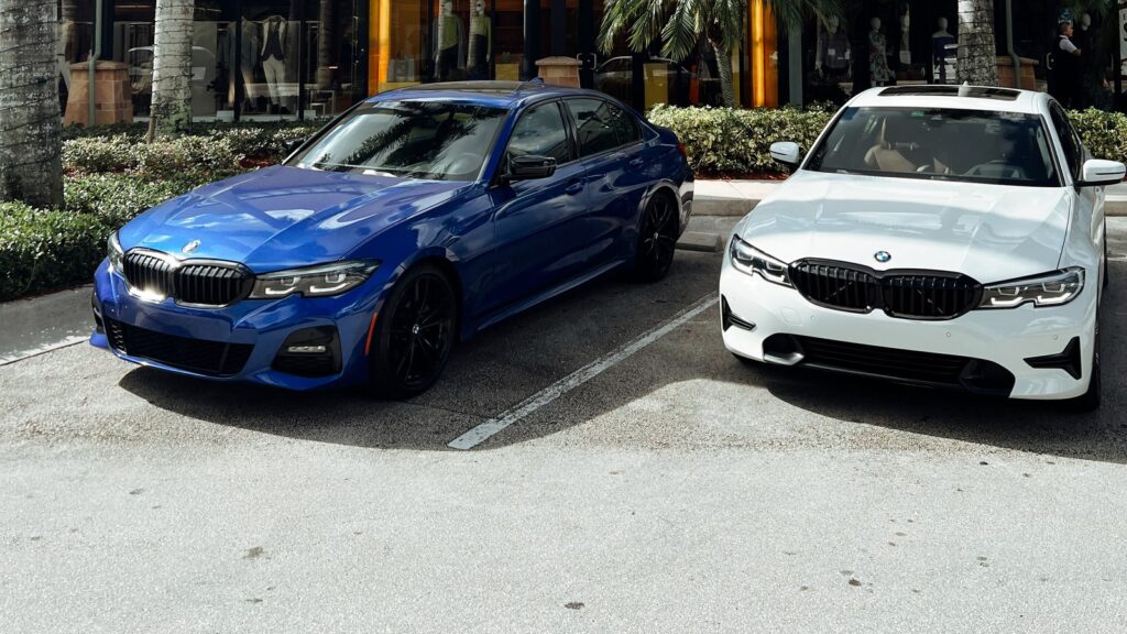 Blue and white BMW 3 Series rentals at luxury shopping plaza in Fort Lauderdale — Turtur Luxury Cars